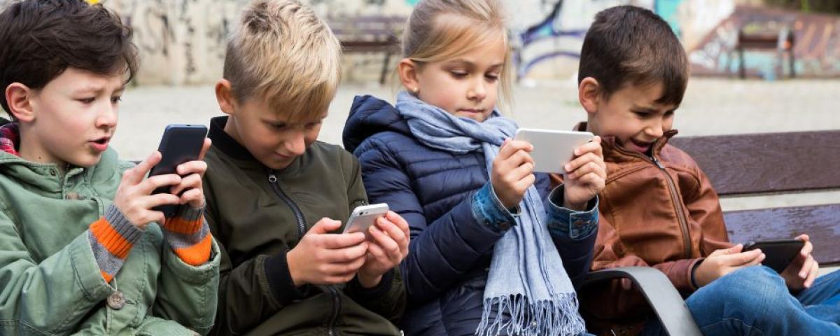 Otroci na mobilnih telefonih