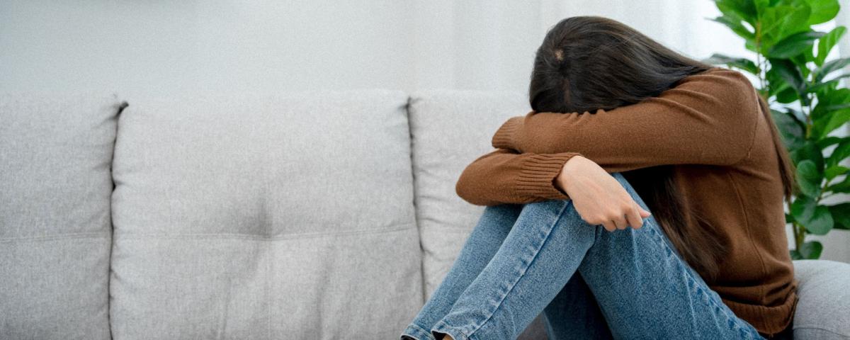 Žalostna ženska na kavču 