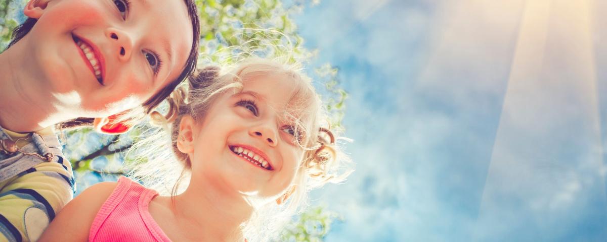 Poletje otroci počitnice povezovanje